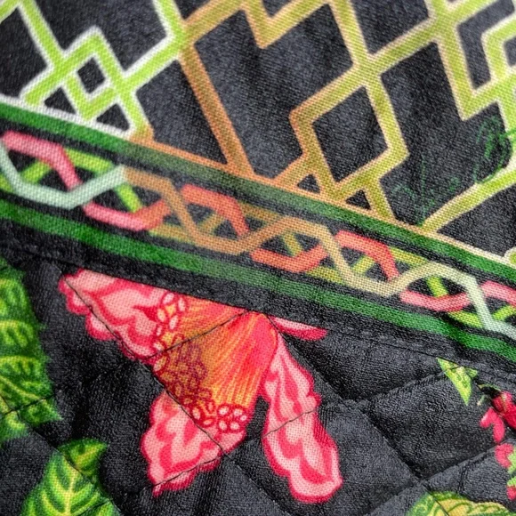 Vera Bradley Black and Green Travel Bag Quilted Design (Large) - Picture 4 of 4